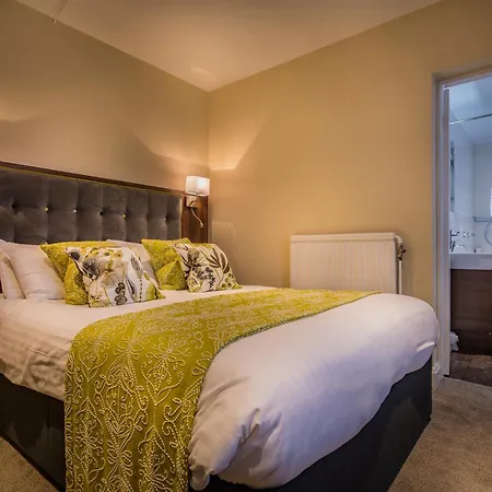 ホテル The Golden Fleece Hotel, Thirsk, North Yorkshire - The Coaching Group 4*