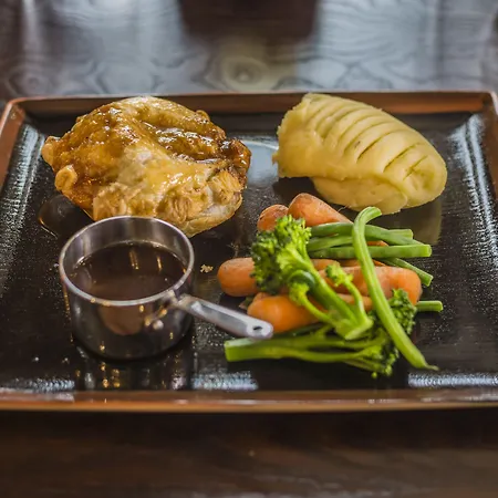ホテル The Golden Fleece Hotel, Thirsk, North Yorkshire - The Coaching Group 4*